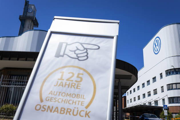 Schild 125 Jahre Automobil Geschichte Osnabrück vor dem VW-Werk in Osnabrück. 11.07.2026 Symbolbild VW Osnabrück