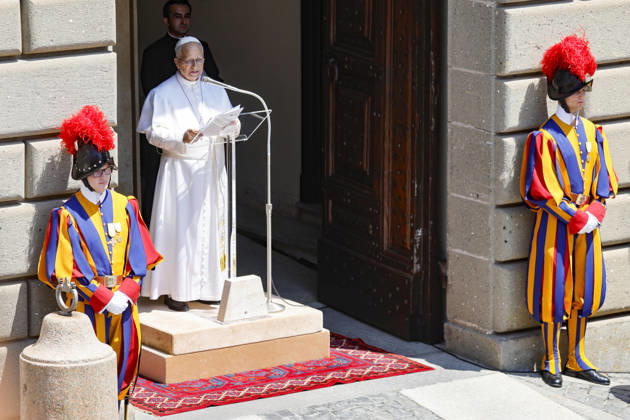 News Bilder des Tages July 12, 2026, Castel Gandolfo, ITALIA: Pope Leo XIV during the Angelus prayer from the entrance of the Apostolic Palace in Piazza della Liberta (Liberty Square) at the summer papal residence in Castel Gandolfo near Rome, Italy 12 July 2026. ANSA FABIO FRUSTACI. Castel Gandolfo ITALIA  - ZUMAa110 20260712_zaf_a110_002 Copyright: xFabioxFrustacix