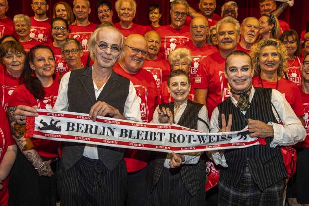 Entertainment Bilder des Tages ABB THEATERUNION- Torsten Rasch, Katharina Thalbach und Pierre Besson die Schauspieler sind Fans vom 1. FC Union Berlin dem 1 Liga Fußballverein aus Berlin-Koepenick und waren oft in der Alten Foersterei bei den Heimspielen von Union , jetz der gegen Beuch in der Komödie der roten Fans von Union Berlin in der Komödie am Kurfürstendamm im Ernst-Reuter-Saal Berlin, Berlin den 12.07.2026 Berlin Deutschland