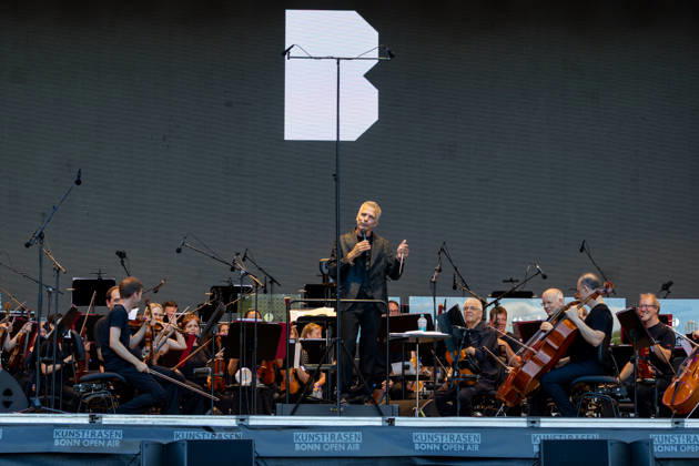 Klassik!Picknick mit dem Beethoven Orchester auf dem Kunst!Rasen Bonn Das Beethoven Orchester Bonn unter der Leitung von Generalmusikdirektor Dirk KAFTAN beim Open-Air-Konzert KLASSIK!PICKNICK auf dem Kunst!Rasen Bonn-Gronau. Das Sommerprogramm steht unter dem Motto Fußball - passend zur WM 2026. Die Konzertreihe findet am Rande der Rheinaue am Bonner Rheinufer statt. Bonn Gronau Nordrhein-Westfalen Deutschland Copyright: xMarcxJohnx