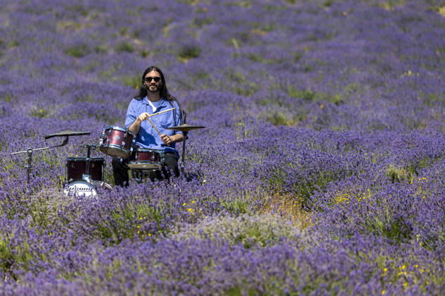Entertainment Themen der Woche KW29 Entertainment Bilder des Tages July 13, 2026, Banstead, Surrey, UK: Banstead, UK. Jamie Kyriakides plays on drums in the middle of Mayfield Lavender Farm in Surry. Banstead UK  - ZUMAl94_ 20260713_zaf_l94_004 Copyright: xMarcinxNowakx