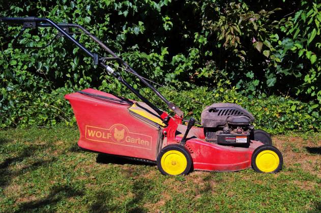 Wolf Garten, Rasenmäher. Rasen mähen mit WolfGarten, Benzin-Rasenmäher. Wolf-Garten ist eine Marke der US-amerikanischen MTD-Gruppe für Gartenmaschinen und -werkzeuge, Dünger, Rasensaatgut und anderes Gartenzubehör. Die ehemalige Wolf-Garten GmbH und Co KG mit Sitz in Betzdorf war bis 2009 ein unabhängiger Hersteller für Gartenmaschinen und -zubehör, der Anfang 2009 Insolvenz anmeldete und anschliessend von MTD übernommen wurde.