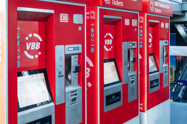 Berlin, Deutschland - 22. April 2026: VBB-Ticketautomaten innerhalb des Berliner Hauptbahnhofs (Berliner Hauptbahnhof) mit öffentlichen Verkehrsmitteln Berlin und Brandenburg. Berlin, Germany - April 22, 2026: VBB ticket vending machines inside Berlin Central Station (Berlin Hauptbahnhof) serving Berlin and Brandenburg public transport. (License=RM) Copyright: xZoonar.com AndreixAntipovx 25312789