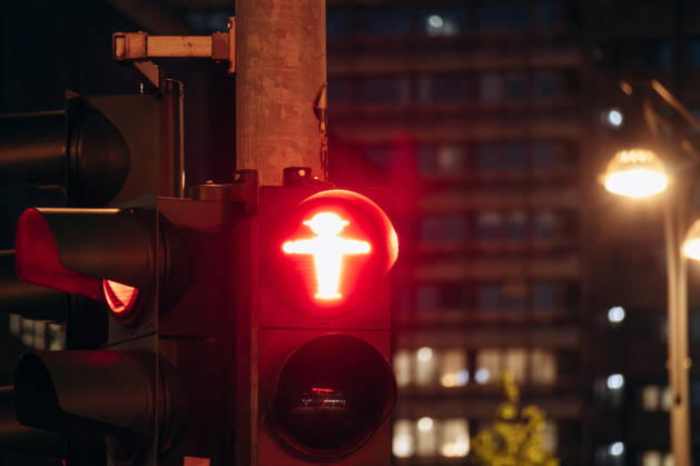 Berlin, Deutschland ? 22. April 2026: Die Fußgängerampel ?Roter Ampelmann? leuchtet nachts in der Berliner Innenstadt Berlin, Germany - April 22, 2026: Red Ampelmann pedestrian traffic signal illuminated at night in central Berlin (License=RM) Copyright: xZoonar.com AndreixAntipovx 25327184