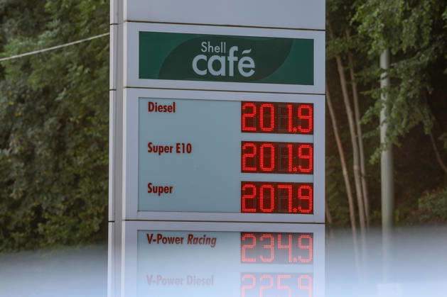 Wie ist die weitere Entwicklung der Spritpreise? SHELL Tankstelle in Siegen am Morgen. Der aktuelle Preis fuer (für) Diesel, Super E10 und Super liegt ueber (über) 2 Euro. Tankstelle, Spritpreise am 14.07.2026 in Siegen Deutschland.