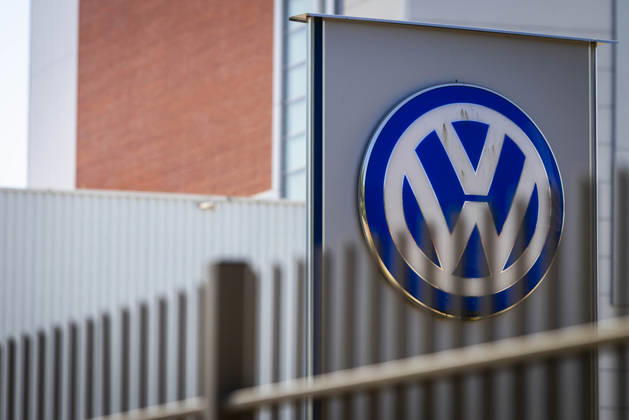 Symbolbild Volkswagen Osnabrück. VW Logo am Tor 2 am VW-Werk in Osnabrück 11.07.2026 Symbolbild VW Osnabrück