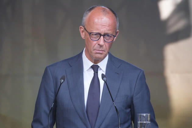 Bundeskanzler Friedrich Merz spricht bei einer Gedenkveranstaltung auf dem Ahrweiler Marktplatz fuenf Jahre nach der Flutkatastrophe im Ahrtal (Foto vom 14.07.2026). Am 14. Juli 2026 jaehrt sich die verheerende Flutkatastrophe, die weite Teile des Ahrtals zerstoert hat, zum fuenften Mal. Bei der zentralen, oeffentlichen Gedenkveranstaltung in Bad Neuenahr-Ahrweiler wird an die 75 Todesopfer im Stadtgebiet und die 135 Todesopfer im Ahrtal insgesamt erinnert und soll den vielen betroffenen Menschen Solidaritaet ausgedrueckt werden. (Siehe epd-Meldung vom 14.07.2026) EDITORIAL USE ONLY