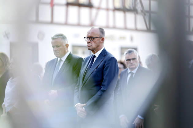 News Themen der Woche KW29 Politiker Gordon Schnieder, Ministerpräsident des Landes Rheinland-Pfalz, und Bundeskanzler Friedrich Merz stehen bei einer Schweigeminute bei der zentralen Gedenkveranstaltung zum fünften Jahrestag der Flutkatastrophe im Ahrtal auf dem Marktplatz. Die Flut in der Nacht vom 14. auf den 15. Juli 2021 in Rheinland-Pfalz und Nordrhein-Westfalen war eine der verheerendsten Naturkatastrophen in der jüngeren deutschen Geschichte. Bad Neuenahr-Ahrweiler, 14.07.2026 Rheinland-Pfalz Deutschland Copyright: xChristophxHardtx