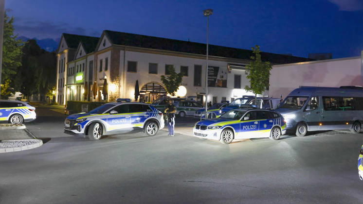 Polizeikräfte sind am Einsatzsammpunkt am DM-Markt in Würzburg. Der Großeinsatz läuft nach einer Meldung über Schussabgaben in der Unterdürrbacher Straße am Dienstagabend gegen 20:20 Uhr. Zentrale Einsatzdienste der Polizei sind mit starken Kräften vor Ort. Würzburg, Bayern, Deutschland. Copyright: HMBxMedia xHeikoxBecker