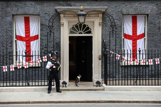 News Themen der Woche KW29 News Bilder des Tages July 15, 2026, London, England, United Kingdom: St George s flags hang outside 10 Downing Street ahead of England s FIFA World Cup semi-final against Argentina. London United Kingdom - ZUMAa279 20260715_zsp_a279_085 Copyright: xZeynepxDemirxAslimx