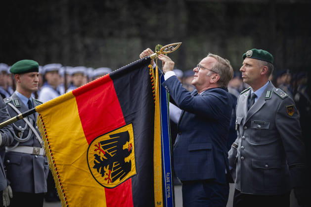 News Themen der Woche KW29 News Bilder des Tages Boris Pistorius (SPD), Bundesminister der Verteidigung, verleiht das Fahnenband des Bundesministers an das Wachbataillon in Berlin, 15.07.2026. Berlin Deutschland Copyright: xJulianexSonntagx