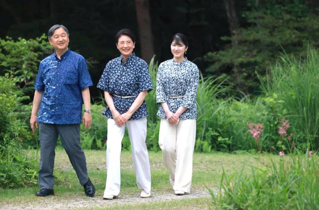 Entertainment Themen der Woche KW29 Japan imperial family at villa in Tochigi Pref. (From L) Japan s Emperor Naruhito, Empress Masako and their daughter, Princess Aiko, take a stroll on the premises of an imperial villa in Nasu in Tochigi Prefecture, north of Tokyo, on July 15, 2026.  A14AA0005623290P