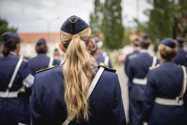 Bundeswehr bekommt Problem um sexuelles Fehlverhalten nicht in den Griff, Symbolbilder Symbolbild zu Frauen in der Bundeswehr. Eine Luftwaffensoldatin des Wachbataillons steht in einer Formation in Berlin, 15.07.2026. Berlin Deutschland Copyright: xJulianexSonntagx