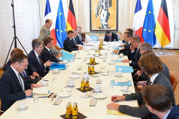 Besuch des franzoesischen Praesidenten bei Bundeskanzler Merz in Bensberg Bundeskanzler Friedrich Merz gemeinsam mit Emmanuel Macron beim Delegationsgespraech im Salon Medici des Schlosshotel Bensberg, Bensberg, 16.07.2026 Bensberg NRW Deutschland