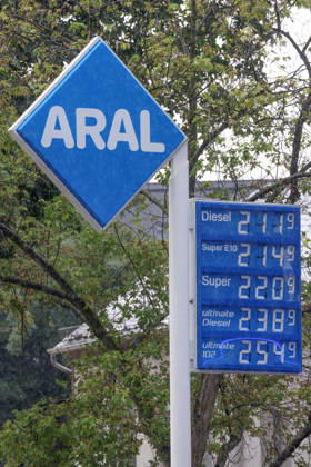 Wie ist die weitere Entwicklung der Spritpreise? Die Spritpreise ziehen weiter an. Am heutigen Freitag ist der letzte Schultag vor den Sommerferien die am Montag beginnen. ARAL Tankstelle in Siegen. Bereits am Vormittag liegen die Spritpreise deutlich hoeher (höher) als zu Beginn der Woche. Der aktuelle Preis fuer (für) Diesel, Super E10 und Super liegt deutlich ueber (über) 2 Euro. Tankstelle, Spritpreise am 17.07.2026 in Siegen Deutschland.