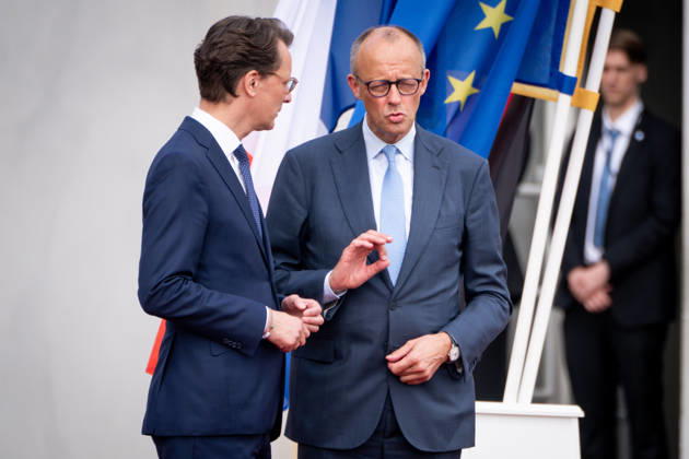 26. Deutsch-Franzoesischen Ministerrat auf Schloss Augustusburg Hendrik Wuest, Ministerpraesidenten des Landes Nordrhein-Westfalen bei der Begruessung des Bundeskanzlers Friedrich Merz auf Schloss Augustusburg, Bruehl, 17.07.2026 Bruehl