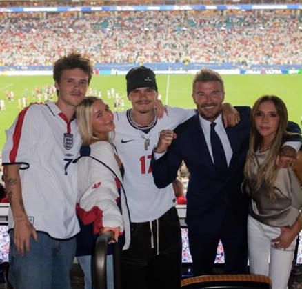 Les cÃ lÃ britÃ s en vacances Les cÃ lÃ britÃ s en vacances David & Victoria Beckham, Romeo , Cruz assistent au match Angleterre Argentien  Copyright: xKCSx