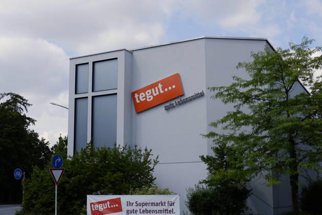tegut-Filiale in München tegut-Filiale in München. Aussenansicht des Supermarkzes mit Firmenlogo und Werbeplakat