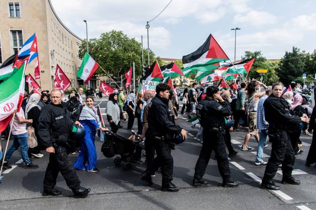 News Themen der Woche KW29 July 18, 2026, Berlin, Germany: BERLIN, GERMANY Ã¢â‚¬ JULY 18, 2026: Hundreds of people march through the streets of Berlin during a pro-Palestinian demonstration calling for an end to the war in Gaza and expressing solidarity with Lebanon and Iran on July 18, 2026. A small group of counter-demonstrators was present along parts of the march under police supervision as officers monitored the demonstration. Andro s Trujillo JNA PRESS Berlin Germany - ZUMAq101 20260718_zna_q101_202 Copyright: xAndro SxTrujillox