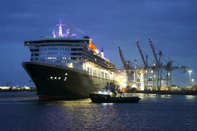 News Themen der Woche KW29 CNTV QUEENMARY2- Das Luxus Kreuzfahrtschiff Queen Mary 2 ist nach fast 11 Monaten zu frueher Stunde wieder einmal auf der Elbe in den Hamburg Hafen eingelaufen am 19.07.2026. Die Queen Mary 2, kurz QM2 genannt ist ein Transatlantikliner Kreuzfahrtmarke Cunard Line Hamburg Deutschland