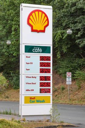 Wie ist die weitere Entwicklung der Spritpreise? Die Spritpreise ziehen weiter an. SHELL Tankstelle in Siegen. Die Spritpreise am fruehen (frühen) Nachmittag. Der aktuelle Preis fuer (für) Diesel, Super E10 und Super liegt weit ueber (über) 2 Euro. Tankstelle, Spritpreise am 19.07.2026 in Siegen Deutschland.