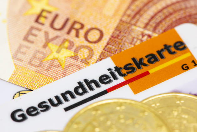 Gesundheitskarte und Krankenkasse Eine Gesundheitskarten von einer Krankenversicherung als Symbolbild für das Gesundheitssystem basierend auf gesetzlichen Krankenkassen - NUR FÜR REDAKTIONELLE VERWENDUNG -