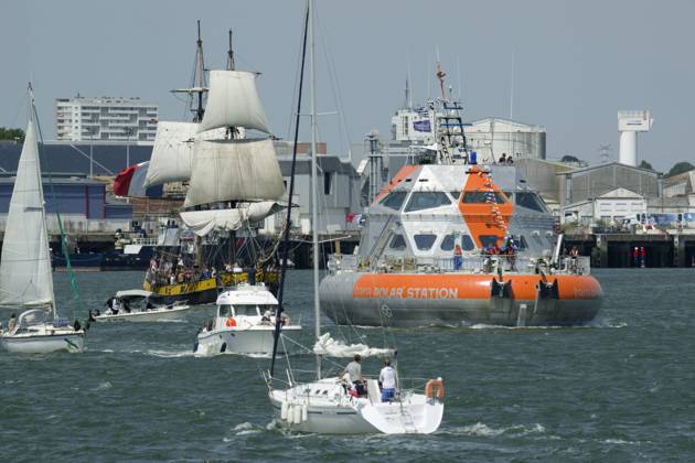 News Themen der Woche KW29 DEPARTURE FROM THE TARA POLAR STATION IN LORIENT PHOTOPQR WEST FRANCE Thierry Creux Lorient July 19, 2026 Lorient, Morbihan, July 19, 2026 Departure from the Tara Polar Station at the Quai du Péristyle in Lorient, heading for Norwayto pick up equipment; then, in early September, it will land on the Arctic ice for its first mission to study the waters and the atmosphere, serving as a permanent observatory until the end of 2027. About ten expeditions will follow. Two teams will take turns—one for the winter (8 months), 9 months, and one for the summer. Photo by Thierry Creux, Ouest France. Lorient, France, July 19, 2026. The Tara Polar Station prepares to depart on its first Arctic mission. The drifting research platform will spend about 18 Copyright: xPHOTOPQR OUESTxFRANCE MAXPPPxThierryxCreuxx 20260719OFR8336 20260719OFR8336
