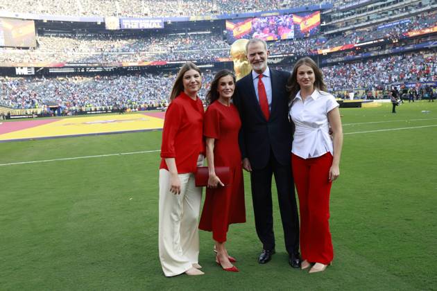 19 July 2026, United States, East Rutherford: Soccer, Men, 2026 World Cup, Final, Spain vs. Argentina, New York-New Jersey Stadium in East Rutherford; King Felipe VI and Queen Letizia of Spain and Princess Leonor and Princess Sofia wave to the crowd from the stands. Cordon Press 