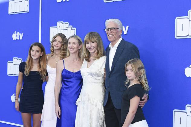 Entertainment Bilder des Tages #2 Mary Steenburgen, Ted Dansonj, family at arrivals for THE DINK Premiere, AMC Century City 15, Los Angeles, CA, July 20, 2026. Photo By: Elizabeth Goodenough Everett Collection THE DINK Premiere PUBLICATIONXNOTxINxCANxCHNxFRAxITAxJPNxNORxPOLxRUSxESPxUKxUSA
