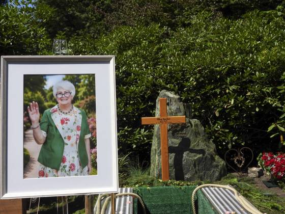 CNTV OHLSDORF- Blumen und Trauer Kraenze liegen vor einem Holzkreuz und dem Bild der versorbenen auf der Grabstelle Grab von Ilka Seeler die Ehefrau vom verstorbenen Fußballer Uwe Seeler wurde heute neben ihrem Mann beerdigt 21.07.2026 Hamburg - Ohlsdorf Hamburg Deutschland