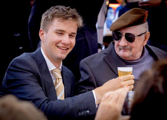 Entertainment Bilder des Tages #2 21-07-2026 Resto Prince Gabriel with beer bier during the Everyone to the Table initiative by Resto National at Vossenplein - Place du Jeu de Balle, as part of the National Holiday in Brussels Â  Copyright: xPPEx