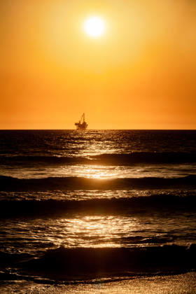 Oil production on California coast Huntington Beach, California, United States CR_MAMO260715-2081727-01 ,model released, Symbolfoto ,property released