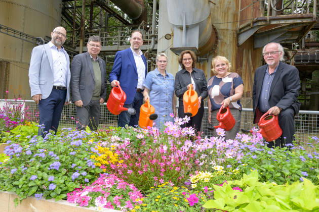 22.07.2026,Pressetermin, Übergabe des Fördermittelbescheids für das Projekt AWO Wir-Garten im Zukunftsgarten der IGA 2027 Auf dem Bild v.l. Tim Hammerbacher, Geschäftsführer UB AWO Dortmund, Horst Fischer, Geschäftsführer IGA 2027, Marco Schmitz, Stiftungsratsvorsitzender Sozialstiftung NRW, Ute Mais, CDU, Bürgermeisterin Dortmund, Ursula Mehrfeld, Vorsitzende der Geschäftsführung Stiftung Industriedenkmalpflege und Geschichtskultur, Ulrike Matzanke, stv. Vorsitzende UB AWO Dortmund, Rolf Stoltze, MdL Dortmund Kokerei Hansa, Emscherallee 11, NRW Deutschland