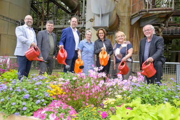 22.07.2026,Pressetermin, Übergabe des Fördermittelbescheids für das Projekt AWO Wir-Garten im Zukunftsgarten der IGA 2027 Auf dem Bild v.l. Tim Hammerbacher, Geschäftsführer UB AWO Dortmund, Horst Fischer, Geschäftsführer IGA 2027, Marco Schmitz, Stiftungsratsvorsitzender Sozialstiftung NRW, Ute Mais, CDU, Bürgermeisterin Dortmund, Ursula Mehrfeld, Vorsitzende der Geschäftsführung Stiftung Industriedenkmalpflege und Geschichtskultur, Ulrike Matzanke, stv. Vorsitzende UB AWO Dortmund, Rolf Stoltze, MdL Dortmund Kokerei Hansa, Emscherallee 11, NRW Deutschland