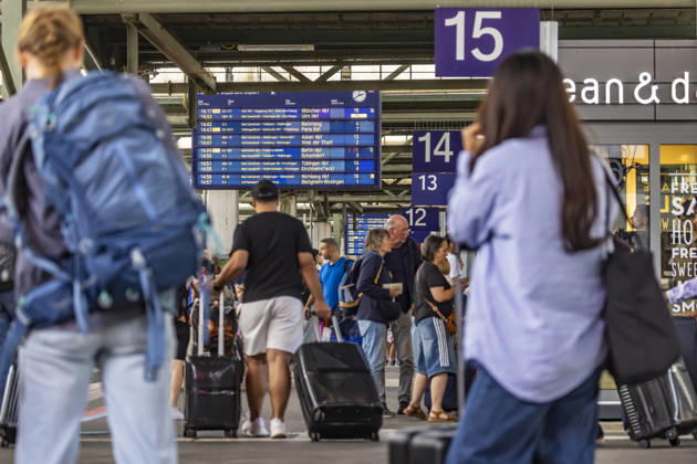 Reisende im Bahnhof, Fahrgäste und Abfahrttafel im Hauptbahnhof Stuttgart. 21.07.2026, Stuttgart, Baden-Württemberg, Deutschland