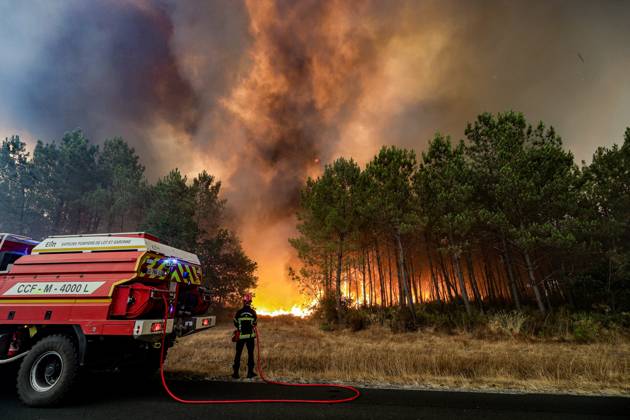 Fire in Gironde: 2,400 hectares burned between Saumos and Le Porge THE ROAD BETWEEN LE PORGE AND LEGE PHOTOPQR SUD OUEST GUILLAUME BONNAUD Bordeaux July 23, 2026 JULY 23, 2026 IN GIRONDE Fire in Gironde: 2,400 hectares burned between Saumos and Le Porge PH Guillaume Bonnaud THE ROAD BETWEEN LE PORGE AND LEGE Gironde, France – July 23, 2026 Firefighters battle a fast-moving wildfire between Saumos and Le Porge after the blaze scorched around 2,400 hectares of forest and triggered the evacuation of thousands of people Bordeaux GIRONDE France  Copyright: xPHOTOPQR SUDxOUEST MAXPPPxGUILLAUMExBONNAUDx 20260723SDO5532 20260723SDO5532