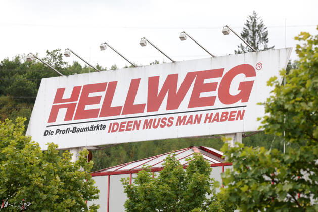 HELLWEG Baumarkt in Kreuztal. Ein grosses (großes) Schild ueber (über) dem Eingang zum Baumarkt. HELLWEG am 23.07.2026 in Kreuztal Deutschland.