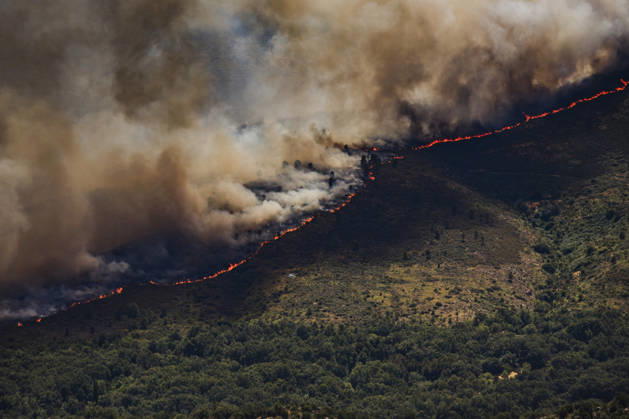 The forest fire in Burgohondo, Ávila, has been raised to IGR 2 as more than 300 hectares of forested areas are at risk. View of a thick column of smoke caused by a forest fire on July 23, 2026, in Burgohondo, Ávila, Castile and León, Spain. The Regional Government of Castile and León has raised the Potential Severity Index (IGR) to Level 2 for the wildfire that broke out in Burgohondo, Ávila, which may threaten forested areas covering more than 300 hectares and pose a serious risk to the population and non-forest assets July 23, 2026 Burgohondo, Ávila, Castile and León Burgohondo, Ávila, Castile and León, Spain Copyright: xMateoxLanzuelax 7683043