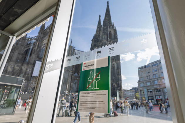 Alkoholverbot am Kölner Hauptbahnhof Hinweisschild der Deutschen Bahn zum Alkoholverbot am Kölner Hauptbahnhof, im Hintergrund der Kölner Dom: Nach zunehmender Gewalt gegen Bahnpersonal und Reisende sowie einem aktuellen Übergriff auf einen Sicherheitsmitarbeiter weitet die DB InfraGO das seit April 2025 in Köln geltende Alkoholverbot 2026 bundesweit aus. Köln Nordrhein-Westfalen Deutschland Copyright: xMarcxJohnx