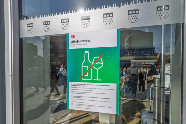 Alkoholverbot am Kölner Hauptbahnhof Hinweisschild der Deutschen Bahn zum Alkoholverbot am Kölner Hauptbahnhof am -zugang zur Bahnhofshvorhalle. Nach zunehmender Gewalt gegen Bahnpersonal und Reisende sowie einem aktuellen Übergriff auf einen Sicherheitsmitarbeiter weitet die DB InfraGO das seit April 2025 in Köln geltende Alkoholverbot 2026 bundesweit aus. Köln Nordrhein-Westfalen Deutschland Copyright: xMarcxJohnx