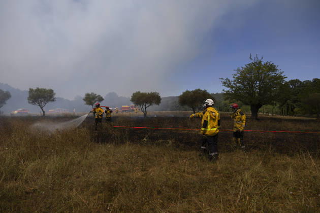 Wildfires in the Var - France Firefighters deploy a hose line to extinguish remaining hotspots during a wildfire at Le Domaine la Marseillaise in Ponteves, crews worked to contain the fire and prevent it from spreading through the dry vegetation. Var, France, July 23, 2026. Photo by Thibaut Durand ABACAPRESS.COM. Ponteves Provence-Alpes-Cote d Azur France  Copyright: xDurandxThibaut ABACAx