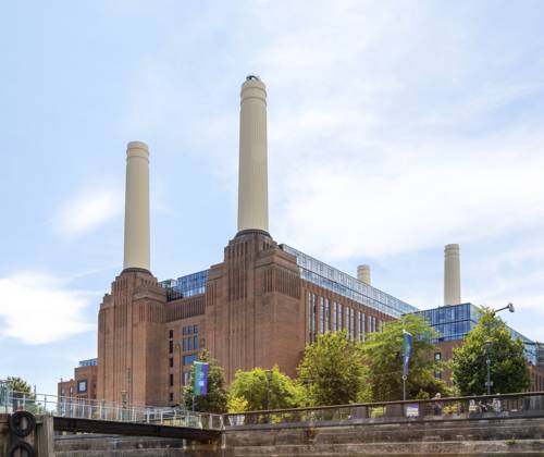 Sanierung des Battersea Kraftwerks mit ikonischen Kaminen aus der Themse, Battersea, London, England, Großbritannien Redevelopment Battersea power station with iconic chimneys from River Thames, Battersea, London, England, UK Copyright: imageBROKER IanxMurray iblimu18534859.jpg