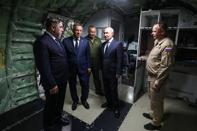 RUSSIA, IRKUTSK - JULY 24, 2026: Andrei Soinov, Irkutsk Aviation Plant CEO, Igor Kobzev (L-R), Irkutsk Region Governor, and Vladimir Putin (2nd R), President of Russia, visit the Irkutsk Aviation Plant owned by Rostec s United Aircraft Corporation Irkutsk Russia  - ZUMAt113 20260724_zaa_t113_289 Copyright: xVyacheslavxProkofyevx