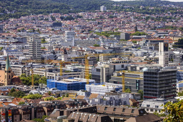 Stadtansicht Stuttgart. Ausblick auf die Innenstadt mit dem Kaufhaus Breuninger und der Baustelle Breuninger Park. 480 Stellflächen für Autos und 150 für Fahrräder sind geplant. Carsharing-Angebote und Ladeinfrastruktur für Elektrofahrzeuge wird es ebenfalls geben, 22.07.2026, Stuttgart, Baden-Württemberg, Deutschland