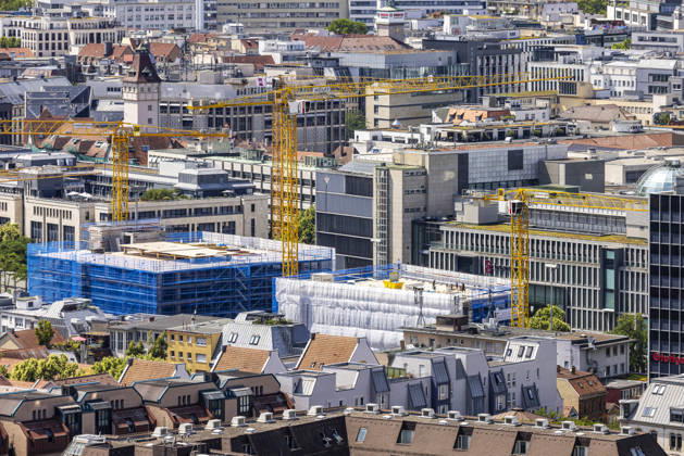 Stadtansicht Stuttgart. Ausblick auf die Innenstadt mit dem Kaufhaus Breuninger und der Baustelle Breuninger Park. 480 Stellflächen für Autos und 150 für Fahrräder sind geplant. Carsharing-Angebote und Ladeinfrastruktur für Elektrofahrzeuge wird es ebenfalls geben, 22.07.2026, Stuttgart, Baden-Württemberg, Deutschland