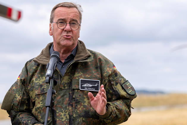 Bundesminister Boris Pistorius besucht Transporthubschrauberregiment 30, Külsheim,23.07.2026 Bundesverteidigungsminister Boris Pistorius spricht vor einem Mikrofon, gekleidet in Flecktarn-Uniform mit Namensschild BM Pistorius . Er gestikuliert mit der rechten Hand und wirkt sachlich-erklaerend. Anlass ist der Truppenbesuch beim Transporthubschrauberregiment 30 Tauberfranken im Rahmen der NATO-Vorbereitung. Külsheim Baden-Württemberg Deutschland