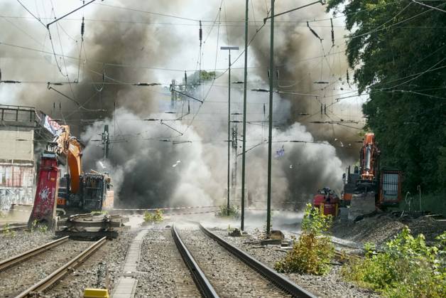 News Bilder des Tages CNTV BRUECKE- Mit viel Rauch und Qualm wurde heute eine weitere Bruecke gesprengt im umfeld der Abrissarbeiten Sternenbruecke Sprengung einer Eisenbahnbrücke 25.07.2026 Hamburg - Diebsteich auf der DB Baustelle Arbeiten zur Verlegung des Bahnhofs Hamburg-Altona In der Nähe des S-Bahnhofs Diebsteich wird ein Kreuzungsbauwerk zurückgebaut. Hamburg Deutschland