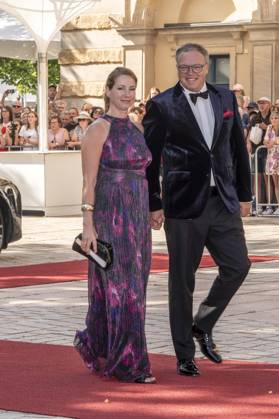 ABB BAYREUTH- Constanze Fuenfstueck und Mario Voigt zu Gast auf dem roten Teppich Ankunft auf dem gruenen Huegel vorm Festspielhaus bei der Eroeffung 150 Jahre Bayreuther Festspieler Richard - Wagner-Festspiele 2026 am 25.07.2025 in Bayreuth Bayern Deutschland