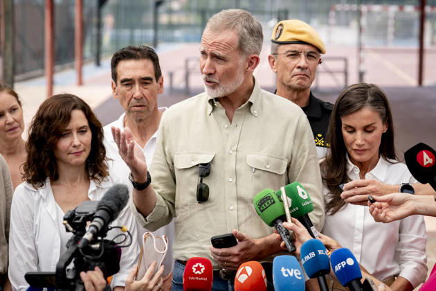 The King and Queen Visit Evacuees from the Western Mountain Range Fire in Villamanta, Madrid: The King and Queen, King Felipe VI and Queen Letizia, accompanied by the Commander-in-Chief of the UME, Francisco Javier Ramos 2d, the President of the Community of Madrid, Isabel Díaz Ayuso i, and the mayor of Villamanta, Mariano Núnez, during their visit to those evacuated due to the fire in the western mountains at the La Chopera sports center on July 26, 2026, in Villamanta, Madrid, Spain. The King and Queen visited the sports center to assess the situation of those affected, show their support for the displaced families, and thank the volunteers who are helping with care and assistance. The Madrid municipality of Villamanta is hosting residen Copyright: xA.xPÃ rezxMecax 7688604