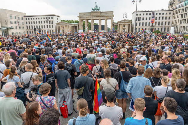 Trauer- und Gedenkveranstaltung für die Opfer des CSD-Anschlags, Brandenburger Tor, Berlin, 26. Juli 2026 Deutschland, Berlin, 26. Juli 2026, Trauer- und Gedenkveranstaltung für die Opfer des CSD-Anschlags, Brandenburger Tor,, 17 Stunden nach dem Terroranschlag im Tiergarten, bei dem ein Mensch starb und weitere teils schwer verletzt wurden, 5.000 Leute versammeln sich am Pariser Platz, aufgerfen hatte der Berliner FLINTA-Chor D-Dur Dykes, Sonntag ab 14 Uhr,